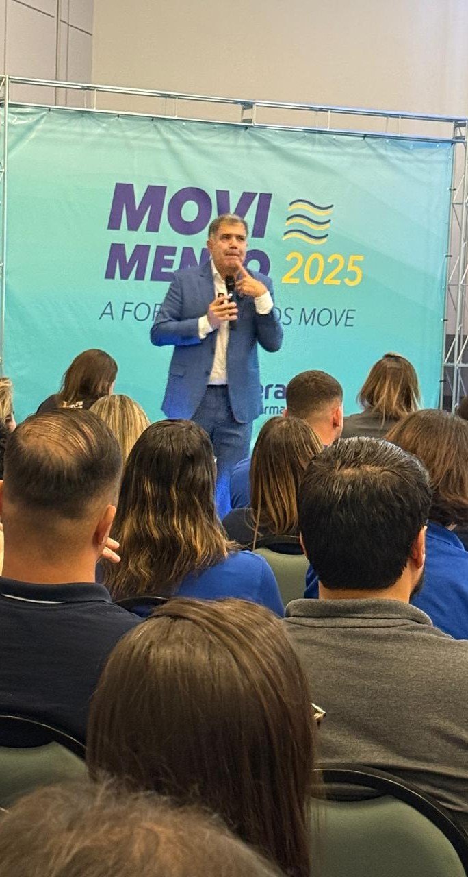 Junior Portare palestrando para uma equipe comercial em convenção de vendas